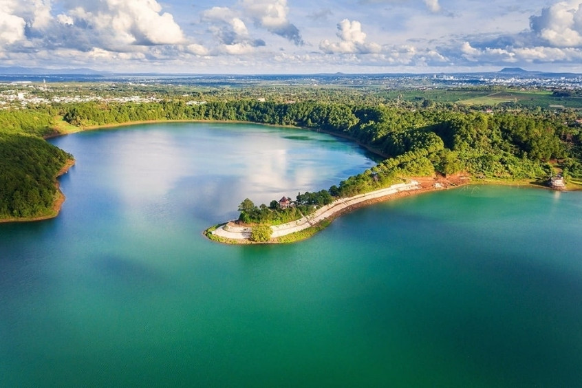 To&agrave;n cảnh "đ&ocirc;i mắt" Biển Hồ thơ mộng từ tr&ecirc;n cao &ndash; Tọa độ di sản địa chất độc đ&aacute;o tại Pleiku