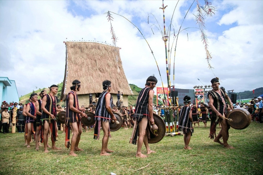 Du kh&aacute;ch trải nghiệm kh&ocirc;ng gian văn h&oacute;a cồng chi&ecirc;ng sống động b&ecirc;n bếp lửa trại đại ng&agrave;n Pleiku
