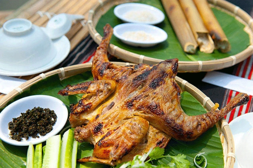 G&agrave; nướng sa lửa v&agrave; cơm lam dẻo ngọt &ndash; Bộ đ&ocirc;i ẩm thực Pleiku kinh điển khiến thực kh&aacute;ch "m&ecirc; mệt"