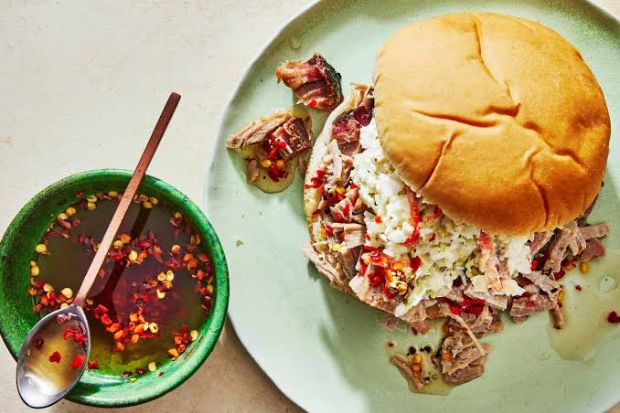 B&aacute;nh m&igrave; thịt heo x&eacute; kiểu Eastern North Carolina ăn k&egrave;m x&agrave; l&aacute;ch trộn