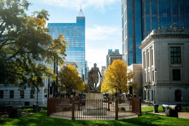 Tượng George Washington tại Union Square, trước T&ograve;a nh&agrave; Quốc hội bang North Carolina, Raleigh