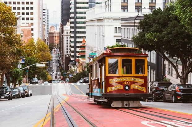 Xe điện c&aacute;p (Cable Car) đưa du kh&aacute;ch kh&aacute;m ph&aacute; những con phố dốc nổi tiếng ở San Francisco