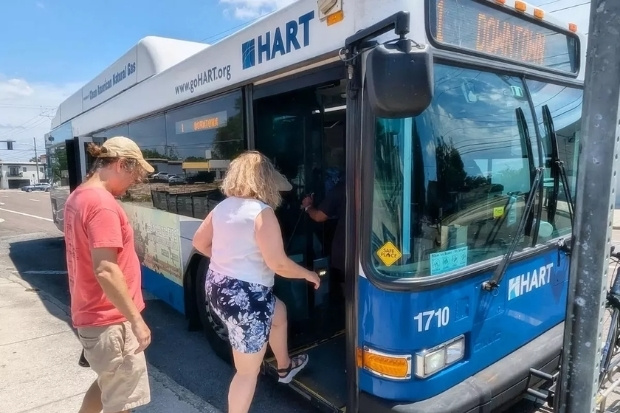 Di chuyển tiết kiệm bằng xe bus HART tại Las Vegas sau khi hạ cánh từ chuyến bay 