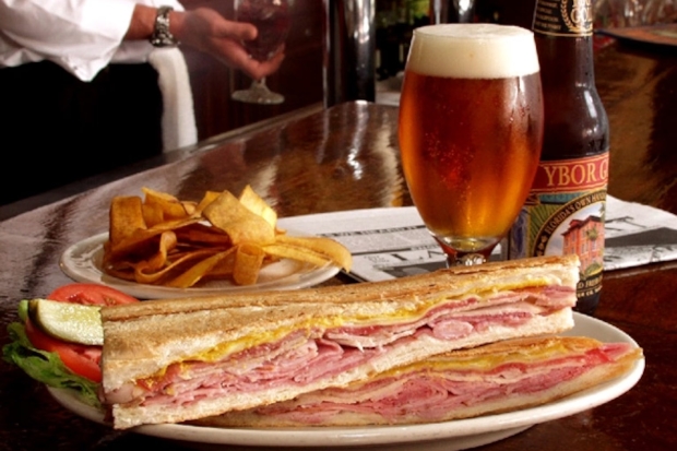 Bánh Cuban Sandwich nóng giòn và bia thủ công địa phương tại Tampa
