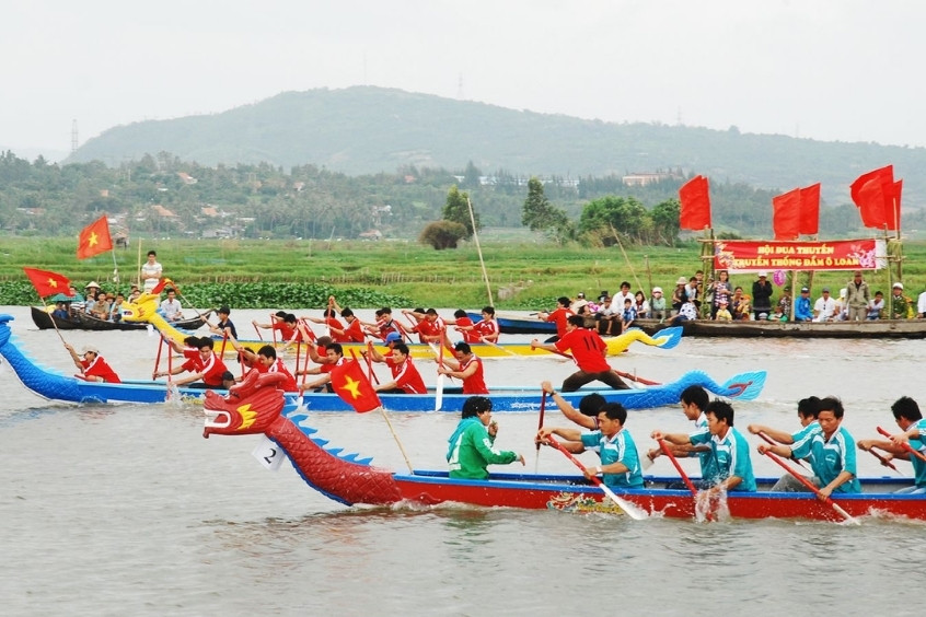 Kh&ocirc;ng kh&iacute; s&ocirc;i nổi của Lễ hội đua thuyền truyền thống tr&ecirc;n đầm &Ocirc; Loan diễn ra v&agrave;o th&aacute;ng Gi&ecirc;ng hằng năm