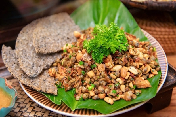 B&aacute;nh đa x&uacute;c hến - M&oacute;n ăn đặc sản nổi tiếng m&agrave; du kh&aacute;ch nhất định phải thử