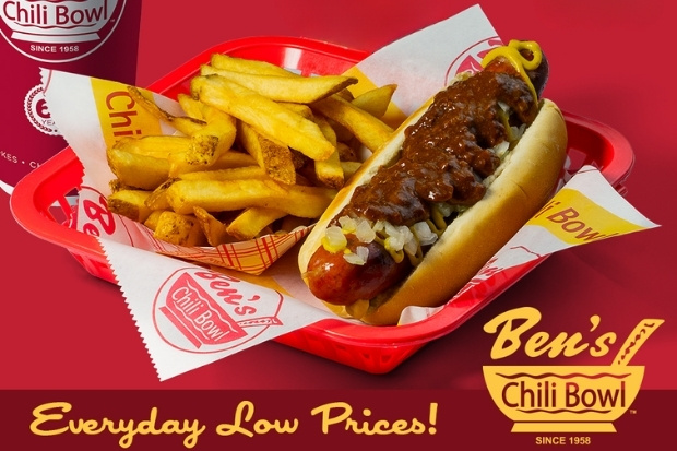 Ben&rsquo;s Chili Bowl với m&oacute;n Half-Smoke