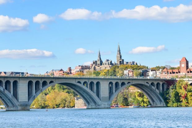 Khung cảnh cầu Francis Scott Key (Key Bridge) bắc qua s&ocirc;ng Potomac, nối Georgetown với Arlington