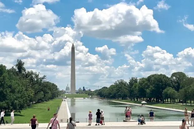 Đ&agrave;i tưởng niệm Lincoln v&agrave; hồ Reflecting Pool hướng về Đ&agrave;i tưởng niệm Washington tại Washington, D.C.