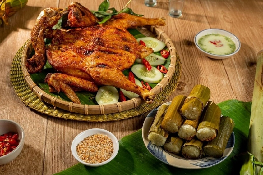 G&agrave; nướng Bản Đ&ocirc;n - Những con g&agrave; thả vườn săn chắc được tẩm ướp gia vị b&iacute; truyền của người d&acirc;n tộc