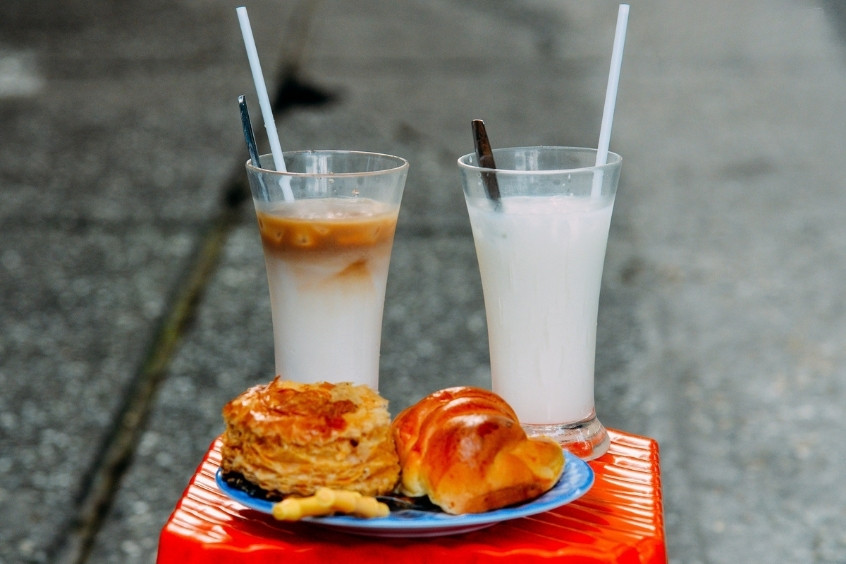 Sữa đậu n&agrave;nh v&agrave;&nbsp;B&aacute;nh ngọt - Một n&eacute;t văn h&oacute;a b&igrave;nh dị khi thưởng thức ly sữa n&oacute;ng ấm nồng