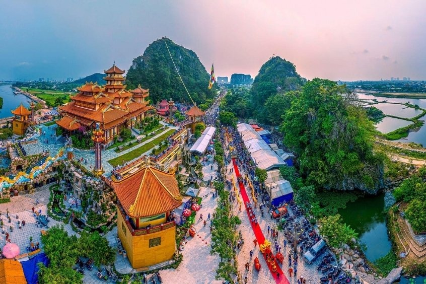 Du kh&aacute;ch đến từ Hải Ph&ograve;ng sẽ cho&aacute;ng ngợp trước vẻ đẹp của Ngũ H&agrave;nh Sơn