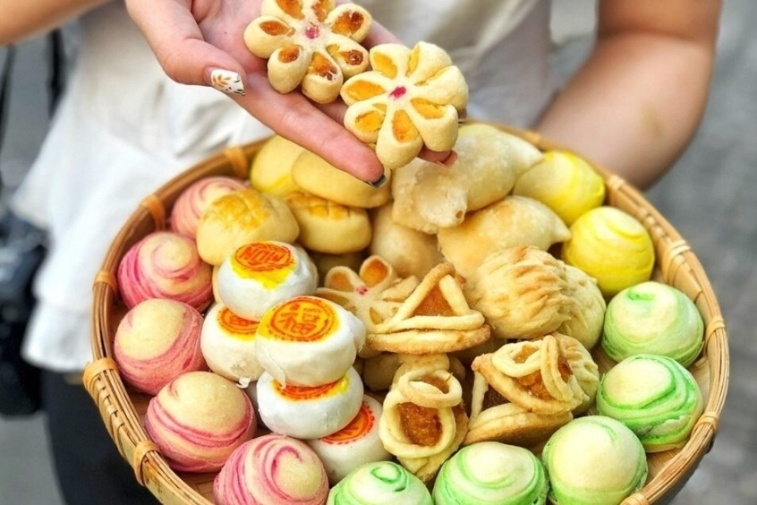 B&aacute;nh kh&eacute;o, một m&oacute;n b&aacute;nh nh&acirc;n&nbsp;đậu&nbsp;xanh nhiều m&agrave;u sắc&nbsp;nổi&nbsp;tiếng tại Ph&uacute;&nbsp;Quốc