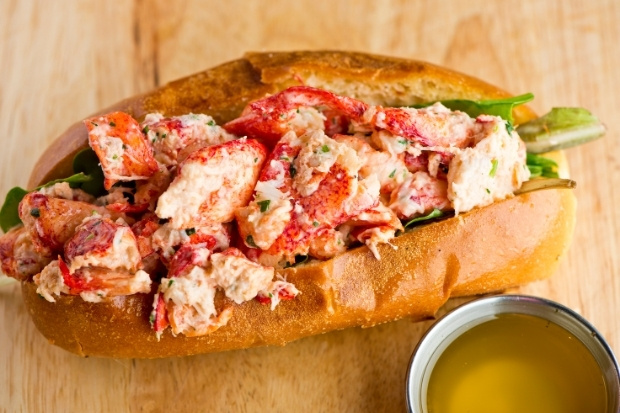Thưởng thức lobster roll &ndash; đặc sản nổi tiếng của Boston
