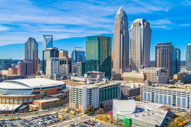 Trung t&acirc;m Charlotte với Nh&agrave; thi đấu Spectrum Center nổi bật ph&iacute;a trước