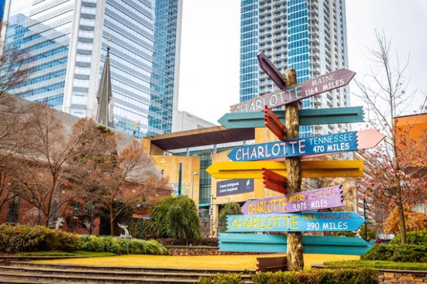 Biển chỉ dẫn bằng gỗ nhiều m&agrave;u sắc tại c&ocirc;ng vi&ecirc;n The Green, khu Uptown Charlotte