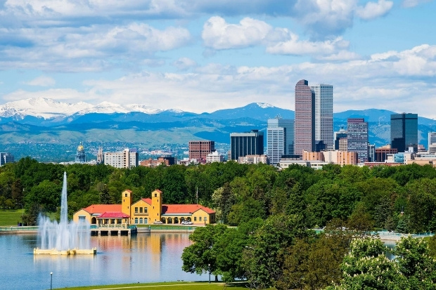 Toàn cảnh Denver với núi non hùng vĩ và thành phố hiện đại