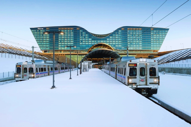 Tàu Airport Rail kết nối nhanh từ sân bay về trung tâm Denver