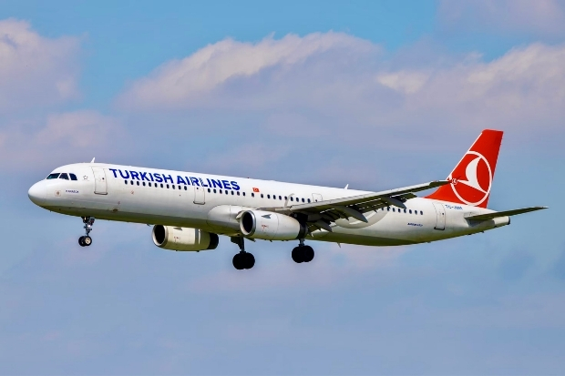 Máy bay Turkish Airlines trên bầu trời kết nối toàn cầu