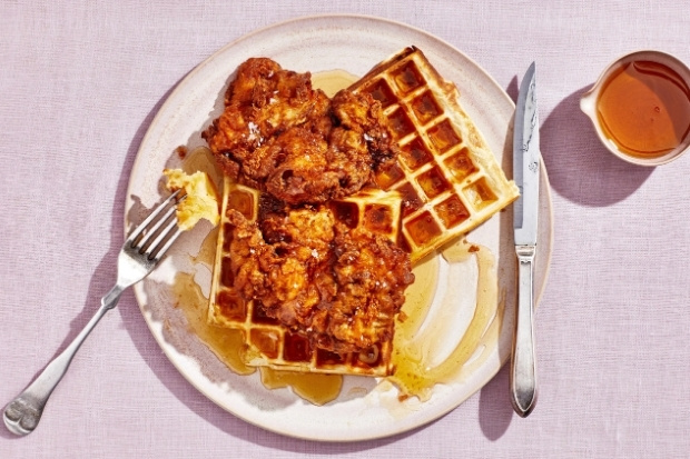 Gà rán giòn vàng kết hợp bánh waffles mềm thơm 