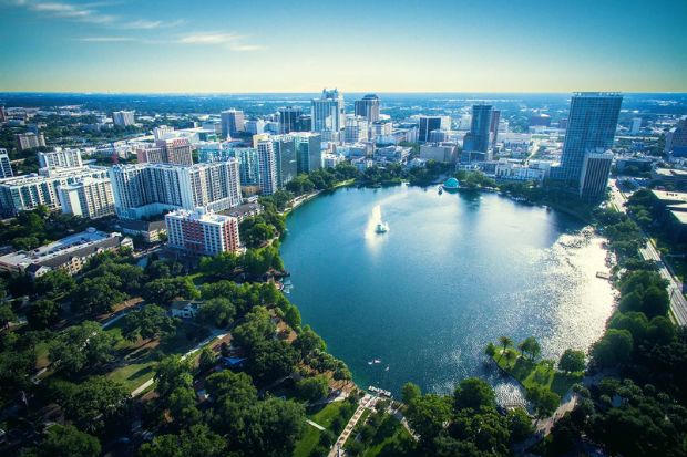 To&agrave;n cảnh Lake Eola Park giữa trung t&acirc;m Orlando, Florida