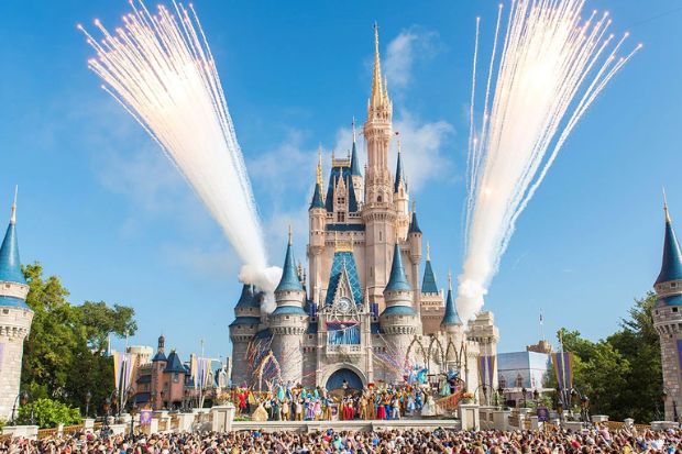 Du kh&aacute;ch thưởng thức ph&aacute;o hoa tại c&ocirc;ng vi&ecirc;n Disney, Orlando