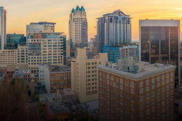Trung t&acirc;m Orlando nổi bật giữa &aacute;nh ho&agrave;ng h&ocirc;n