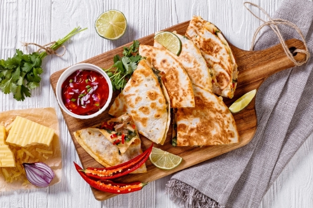 M&oacute;n quesadilla gi&ograve;n v&agrave;ng với ph&ocirc; mai tan chảy hấp dẫn
