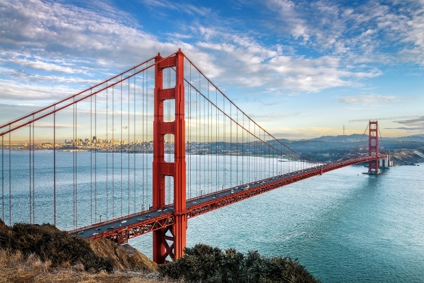 Cầu Cổng Vàng hiện lên nổi bật giữa làn sương mù huyền ảo của San Francisco