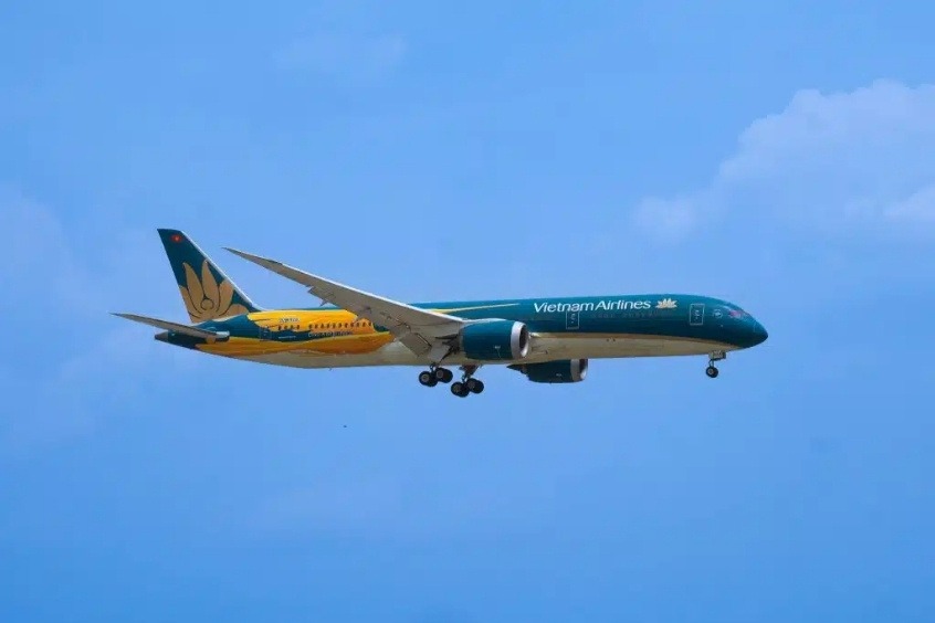 Vé máy bay từ Huế đi Hà Nội Vietnam Airlines là hãng hàng không khai thác chuyến bay thẳng từ Huế đi Hà Nội