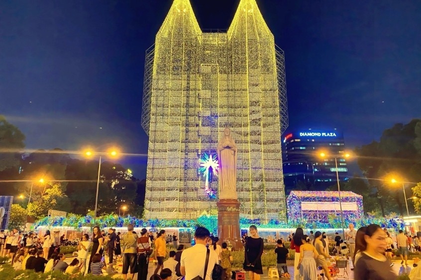 Nh&agrave; thờ Đức B&agrave; rực s&aacute;ng trong đ&ecirc;m 