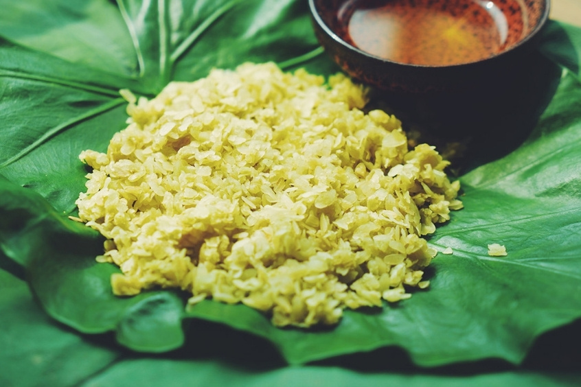 Cốm l&agrave;ng V&ograve;ng l&agrave; m&oacute;n ăn đặc sản truyền thống của H&agrave; Nội l&agrave;m từ gạo nếp non, hạt mỏng, m&agrave;u xanh tự nhi&ecirc;n