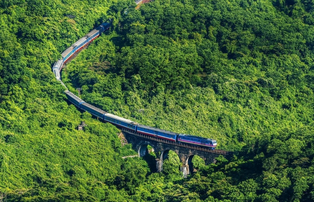 T&agrave;u hỏa Bắc Nam chạy qua đ&egrave;o Hải V&acirc;n phong cảnh tuyệt đẹp