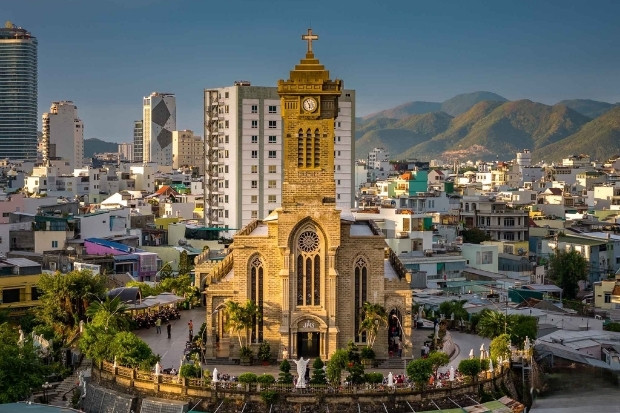 V&eacute; m&aacute;y bay từ Ph&uacute; Quốc đi Nha Trang đưa bạn đến với c&ocirc;ng tr&igrave;nh kiến tr&uacute;c Gothic cổ k&iacute;nh Nh&agrave; thờ N&uacute;i 