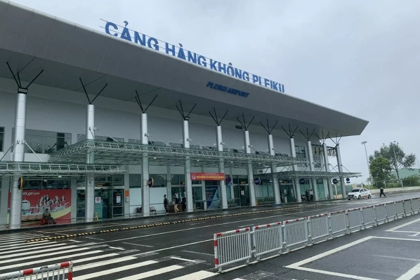 Quang cảnh b&ecirc;n ngo&agrave;i s&acirc;n bay Pleiku