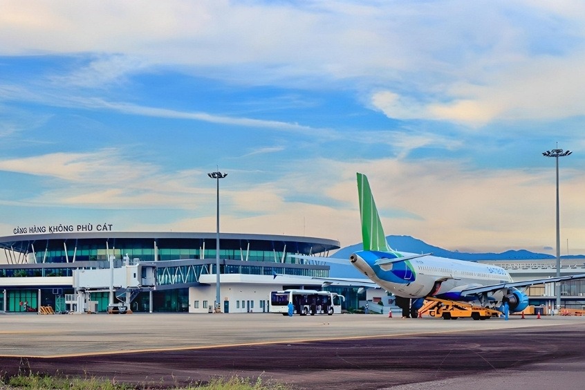 B&ecirc;n ngo&agrave;i s&acirc;n bay Ph&ugrave; C&aacute;t - Cảng h&agrave;ng kh&ocirc;ng quan trọng của khu vực miền Trung