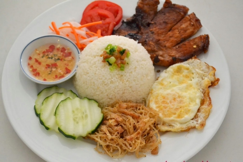 Cơm tấm, một m&oacute;n ăn đặc sản nổi tiếng của miền Nam Việt Nam