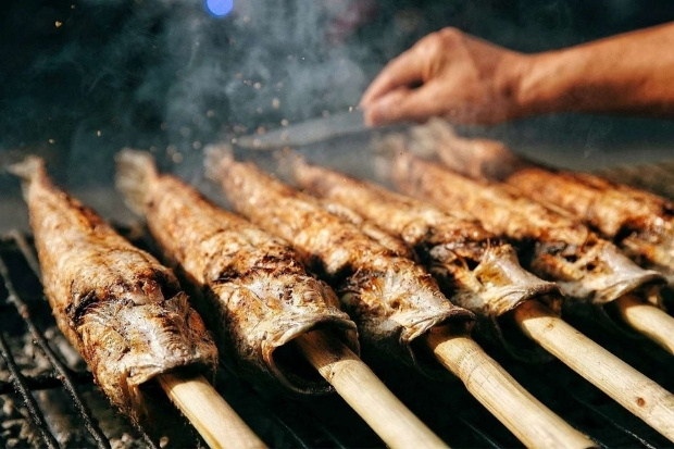 C&aacute; l&oacute;c nướng trui - H&igrave;nh ảnh d&acirc;n d&atilde; đặc trưng của v&ugrave;ng s&ocirc;ng nước