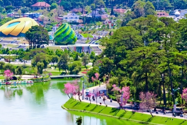 Đ&agrave; Lạt - Th&agrave;nh phố ng&agrave;n hoa với kh&iacute; hậu &ocirc;n h&ograve;a quanh năm, cảnh sắc l&atilde;ng mạn v&agrave; l&agrave; điểm đến mơ ước của du kh&aacute;ch