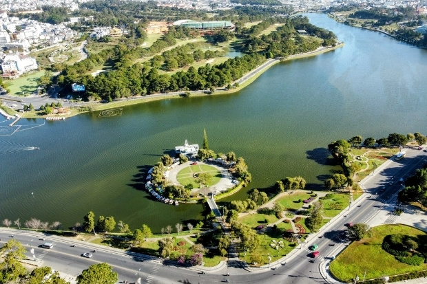 Hồ Xu&acirc;n Hương, nằm ở trung t&acirc;m th&agrave;nh phố Đ&agrave; Lạt, được mệnh danh l&agrave; tr&aacute;i tim của th&agrave;nh phố