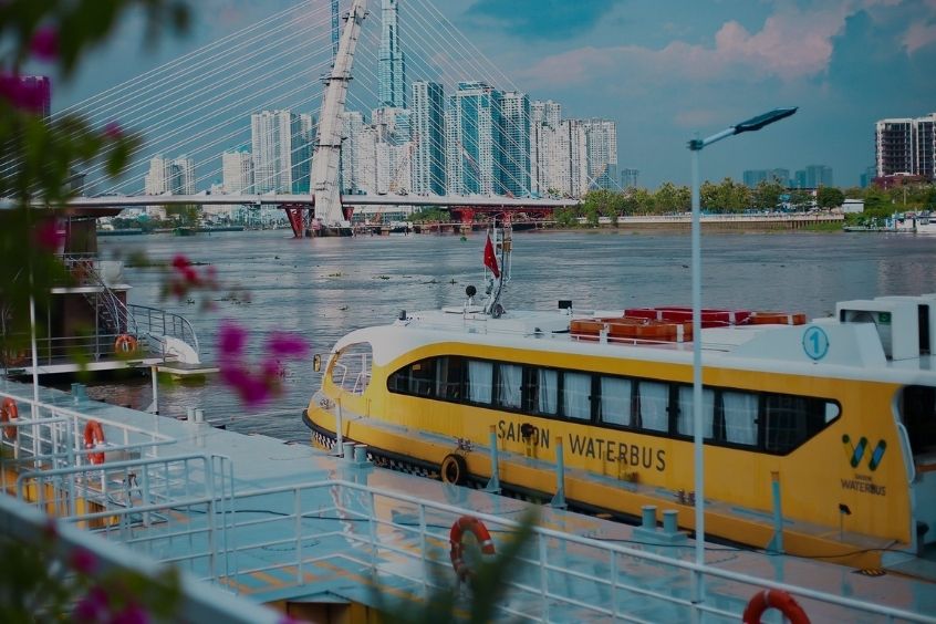 Bến Bạch Đằng v&agrave;&nbsp;xe bu&yacute;t s&ocirc;ng &ndash; Nơi l&yacute; tưởng để ngắm nh&igrave;n diện mạo hiện đại của th&agrave;nh phố từ d&ograve;ng s&ocirc;ng S&agrave;i G&ograve;n