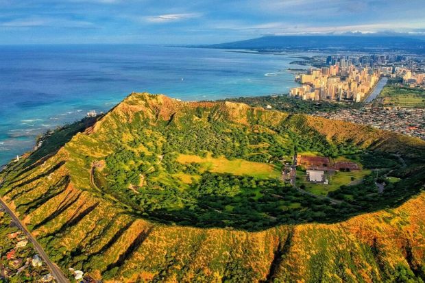 Diamond Head l&agrave; một trong những thắng cảnh biểu tượng của Honolulu, thu h&uacute;t du kh&aacute;ch với tầm nh&igrave;n to&agrave;n cảnh từ đỉnh n&uacute;i