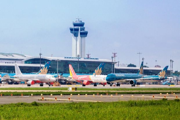S&acirc;n bay Quốc tế T&acirc;n Sơn Nhất (SGN) l&agrave; cửa ng&otilde; h&agrave;ng kh&ocirc;ng lớn nhất Việt Nam, kết nối nhiều đường bay quốc tế