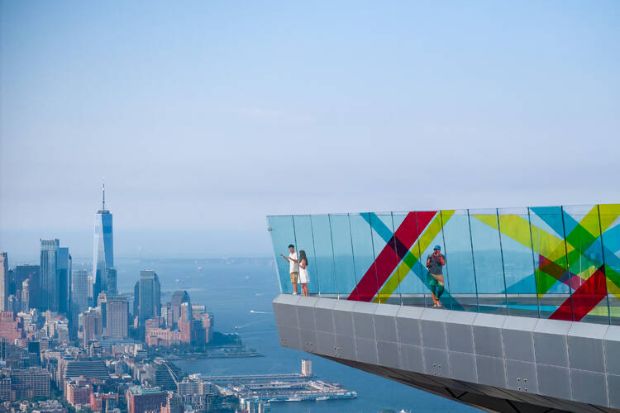 Kh&ocirc;ng gian nghệ thuật SHADES tại Edge, Hudson Yards mang đến g&oacute;c nh&igrave;n đầy m&agrave;u sắc về đường ch&acirc;n trời New York qua những tấm k&iacute;nh lọc m&agrave;u