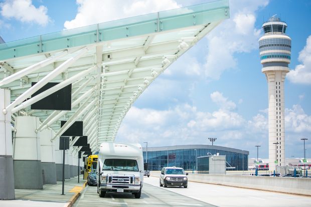 Khu vực đón trả khách và tháp kiểm soát không lưu tại nhà ga quốc tế Hartsfield-Jackson Atlanta Khu vực đón trả khách và tháp kiểm soát không lưu tại nhà ga quốc tế Hartsfield-Jackson Atlanta