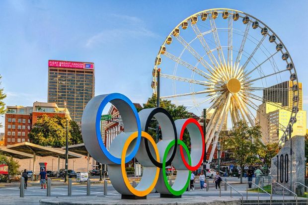 Biểu tượng Olympic tại Centennial Olympic Park với vòng quay SkyView Atlanta phía sau Biểu tượng Olympic tại Centennial Olympic Park với vòng quay SkyView Atlanta phía sau
