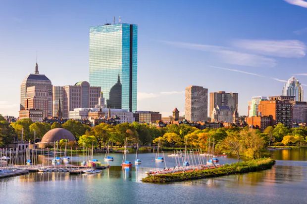 Đường ch&acirc;n trời Boston nh&igrave;n từ s&ocirc;ng Charles, nổi bật với John Hancock Tower v&agrave; Hatch Memorial Shell, Massachusetts