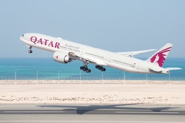 Máy bay Qatar Airways với biểu tượng linh dương Oryx bay trên nền trời xanh