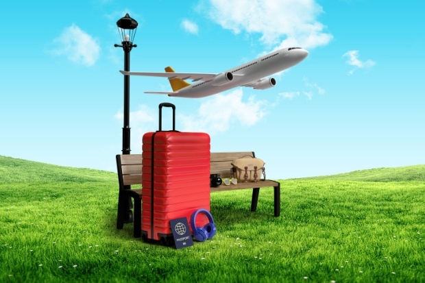 Người dùng đang đặt vé máy bay sớm trên điện thoại để tiết kiệm chi phí và chọn giờ bay phù hợp