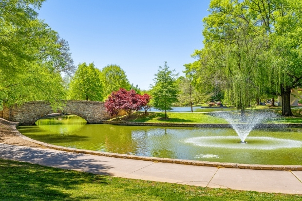 Cảnh Freedom Park với hồ nước cây xanh và lối đi rợp bóng mang đến cảm giác thoải mái